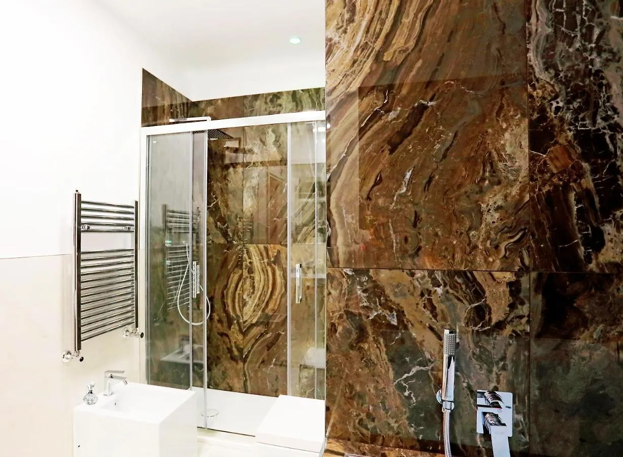 Hemi Suites ميلان 2*,